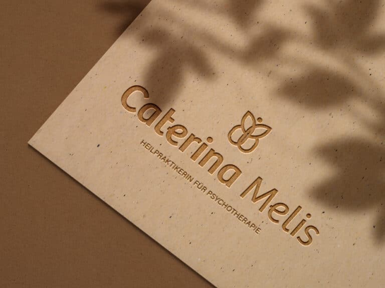 Logo horizontal Caterina Melis sobre papel con textura