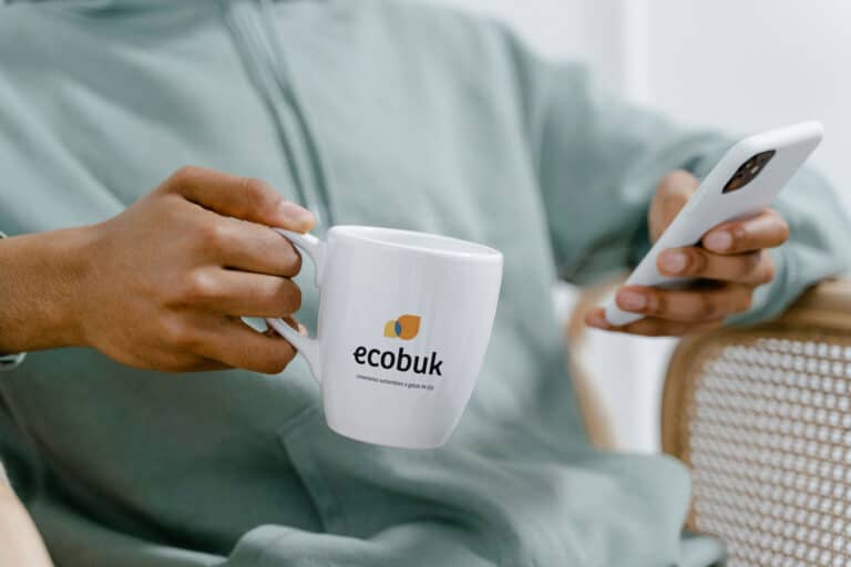 Logomarca ecobuk, en una taza