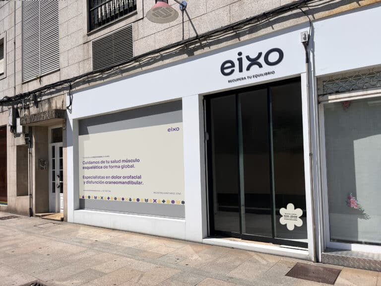 Vinilos exteriores con branding de Eixo, clínica de fisioterapia en Marín