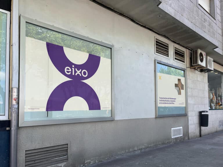 Vinilos exteriores (parte trasera) con branding de Eixo, clínica de fisioterapia.
