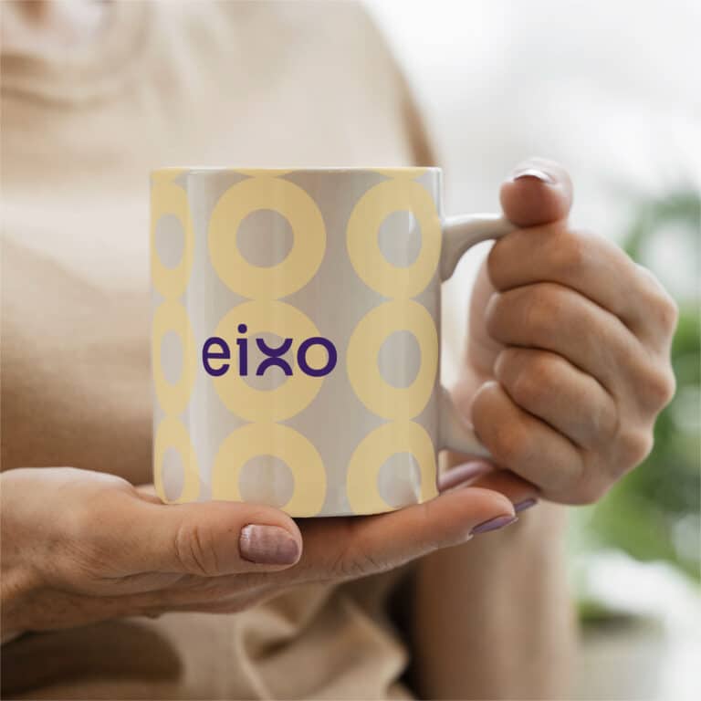 Taza corporativa con logotipo de Eixo, diseño de identidad visual