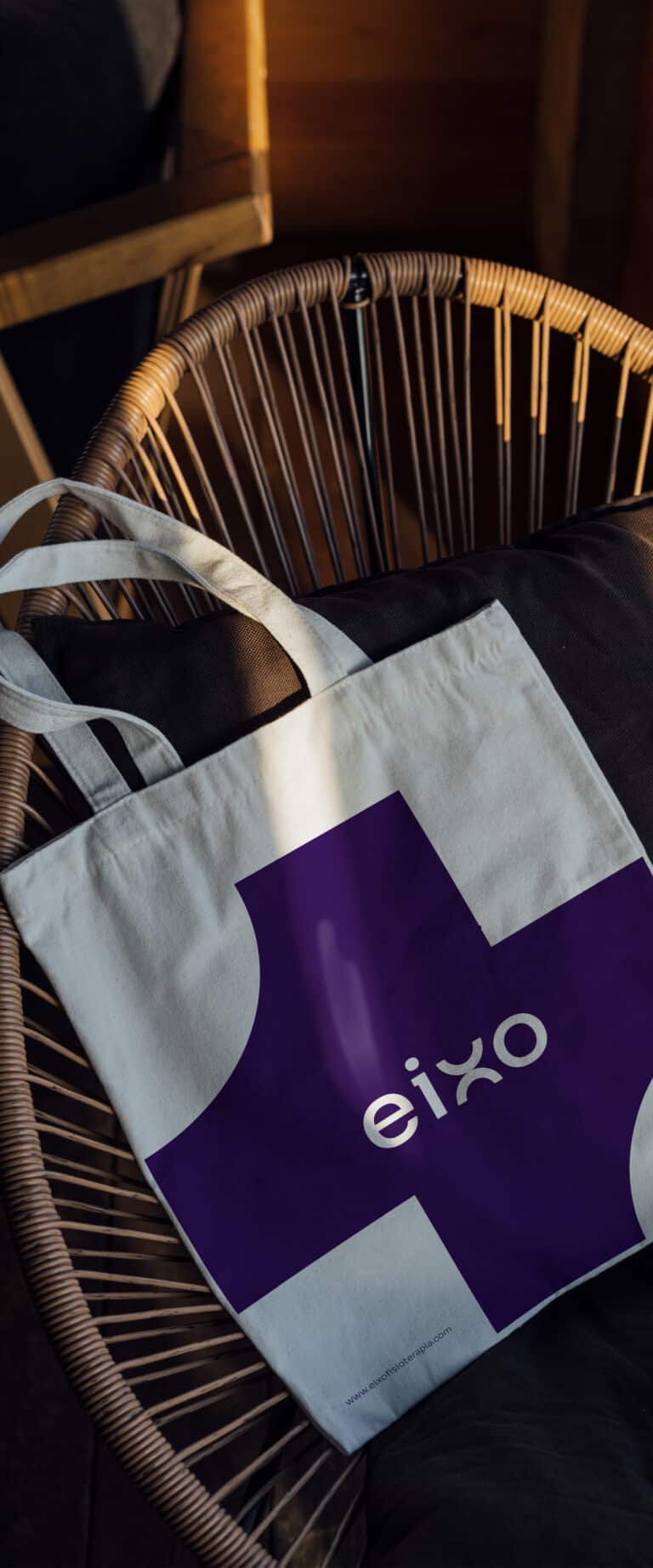 Tote bag con logotipo de Eixo y diseño de branding personalizado